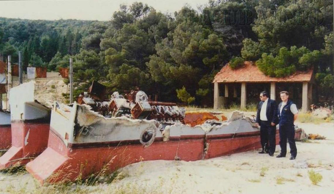 Сгоревший катер на о. Вис в 1994