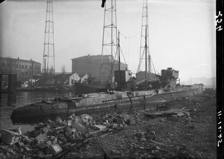 Корпус U 642 в Тулоне 11 декабря 1945