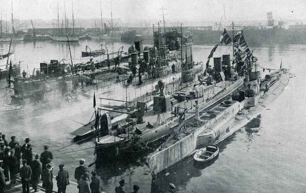 № 1 рядом с германской U 71 в марте 1919 в Испании