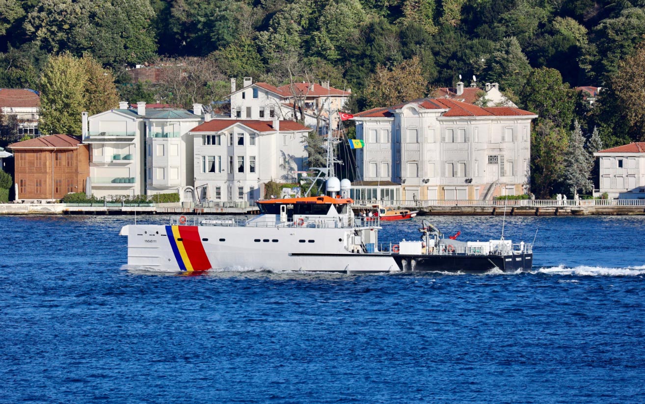 Строит № 545111 в проливе Босфор 2 октября 2022