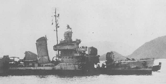 DD 417 после попадания камикадзе 6 апреля 1945