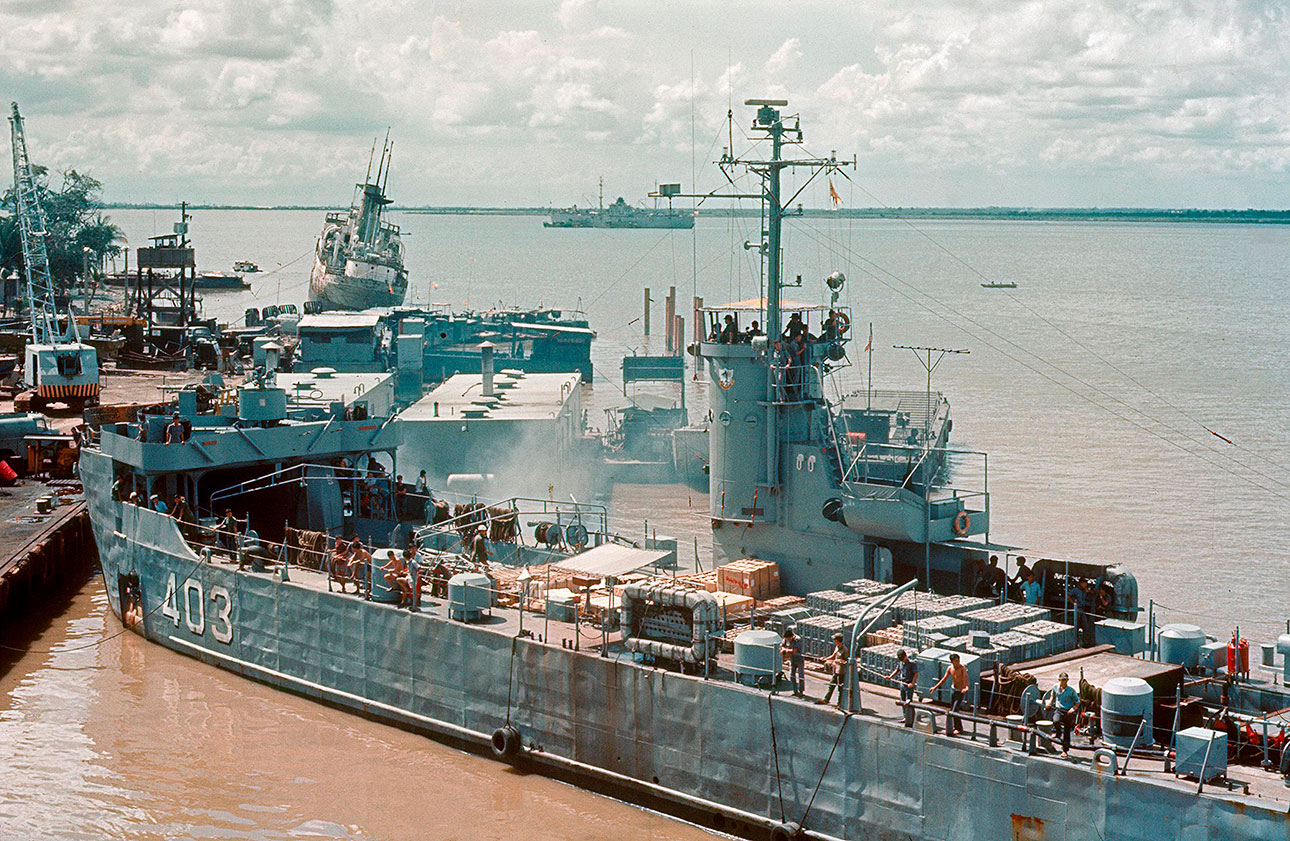 HQ 403 в июне 1971