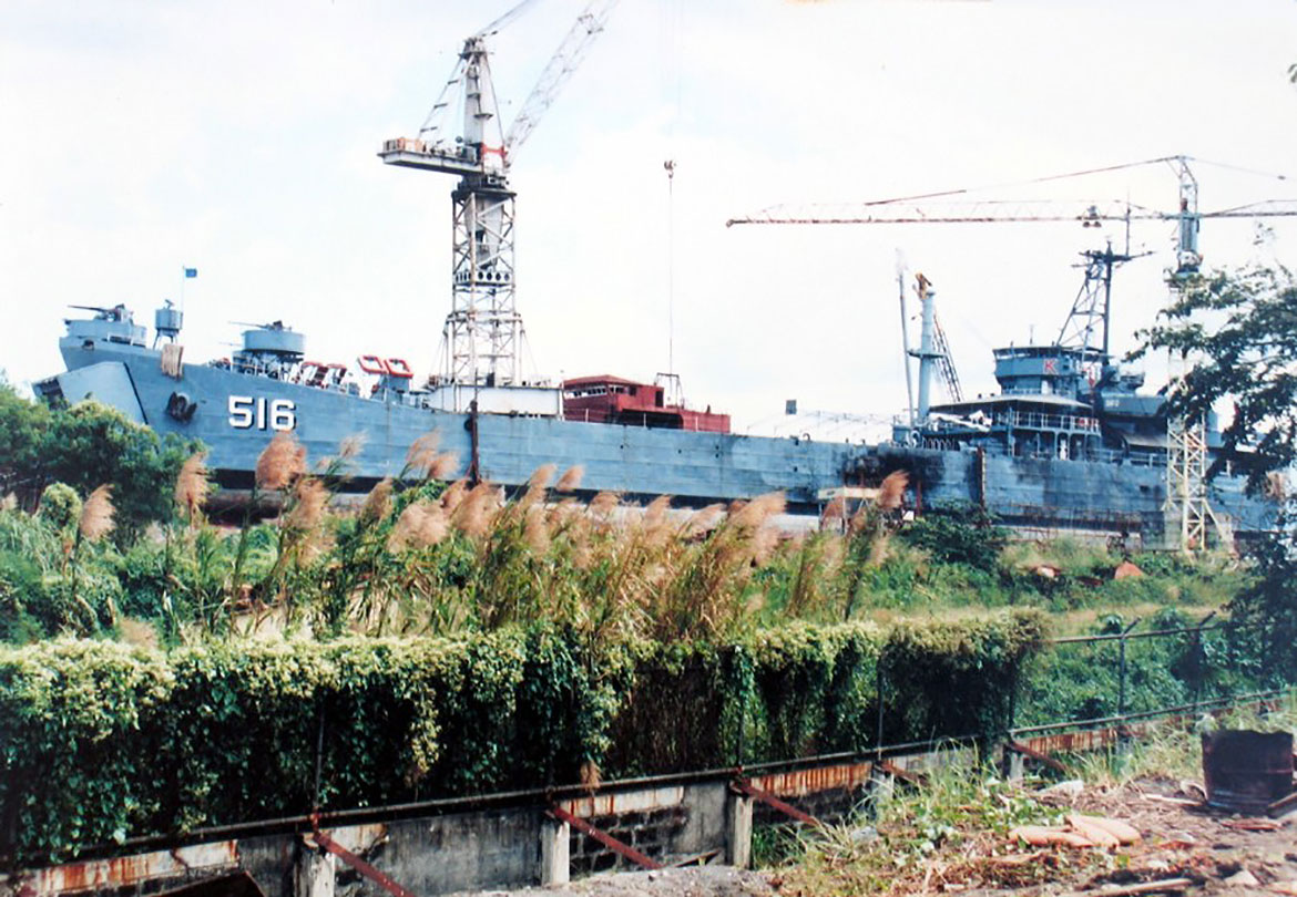 LT-516 Apayao в на верфи AG&P Shipyard в Бауане, Батангас в 1988